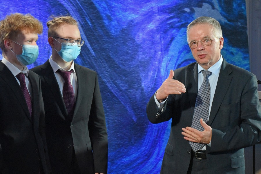 Ректор МФТИ Николай Кудрявцев (справа) поздравляет с победой в Международной физической олимпиаде первокурсников физтеха Александра Зеньковича (слева) и Максима Покровского. Ребята завоевали золотые медали