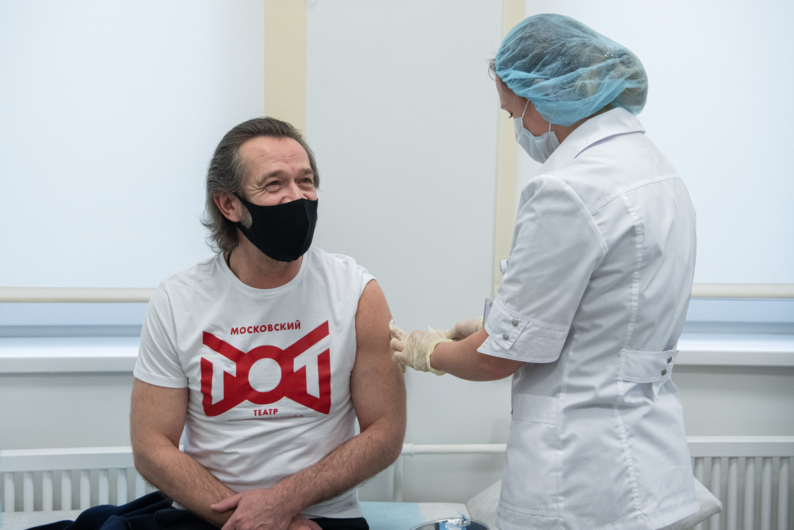 Москвичи старшего поколения с 28 декабря могут записаться на вакцинацию от COVID-19