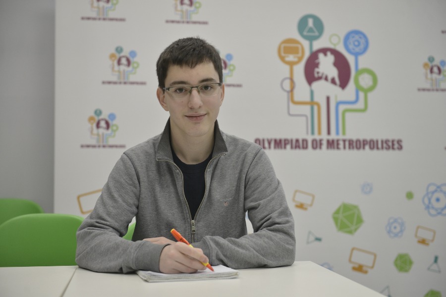 Ученик 11-го класса столичного образовательного учреждения «Вторая школа» Антон Садовничий выполняет задания олимпиады мегаполисов по математике. Этим предметом он увлекается с детства, хорошо его знает, но все равно к соревнованию готовился очень усердно