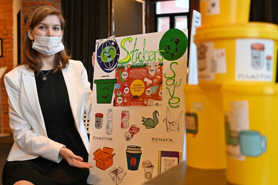 Студентка РУДН и финалистка кейс-чемпионата Future Tech Юлиана Максудова представила свой проект Save Stickers на финальной выставке. Ее разработка поможет эффективнее сортировать отходы