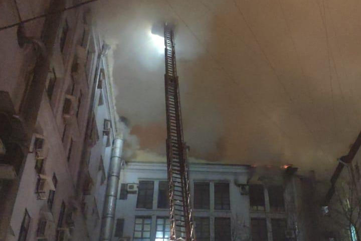 Площадь возгорания на Ленинградском проспекте выросла до 300 квадратных метров