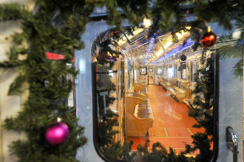 Виртуальный Дед Мороз начал встречать москвичей на станциях метро и МЦК