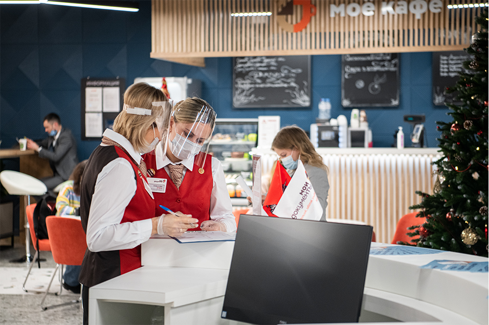 Год режиму повышенной готовности: как москвичам помогают сотрудники центров госуслуг