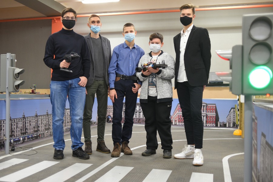 Команда «Технобоги» (слева направо): Максим Моргунов, Дмитрий Афанасьев (наставник), Даниил Калявкин, Илья Шаталов и Илиан Абрамов пробуют запустить гибридный автомобиль на водородном двигателе на площадке технопарка «Мосгормаш»