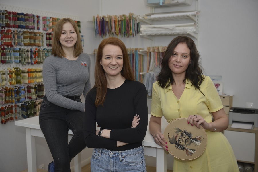 Команда рукодельниц одной из творческих мастерских (слева направо) Ксения Агафошина, Ольга Шумилова и Таисия Ковалева недавно переехали в новое просторное помещение, где, кроме производственного цеха, организовали еще и онлайн-занятия по рисованию и вышивке