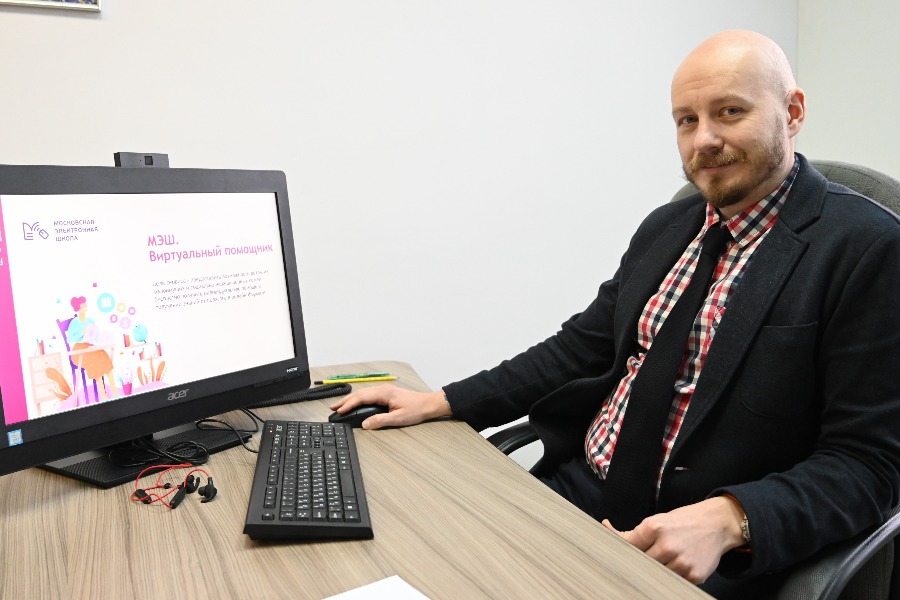Заместитель директора «ТемоЦентра» Департамента образования и науки Москвы Юрий Куприянов в своем рабочем кабинете, где он совместно с командой специалистов занимается улучшением проекта «Московская электронная школа»