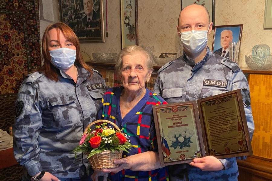 Майор полиции Надежда Семенова и майор полиции Михаил Богоевский поздравляют с днем рождения ветерана Зинаиду Львову