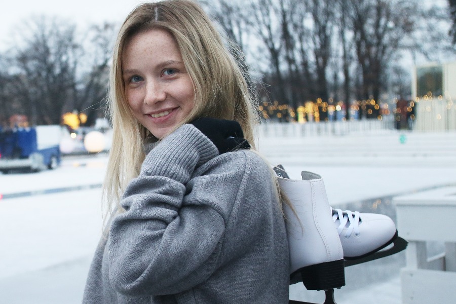 Москвичка Юлия Кошелико на катке в Парке Горького соблюдает социальную дистанцию. Жителей предупредили, что, отмечая Новый год на улице, нужно соблюдать меры предосторожности. Но лучше всего в праздники остаться дома