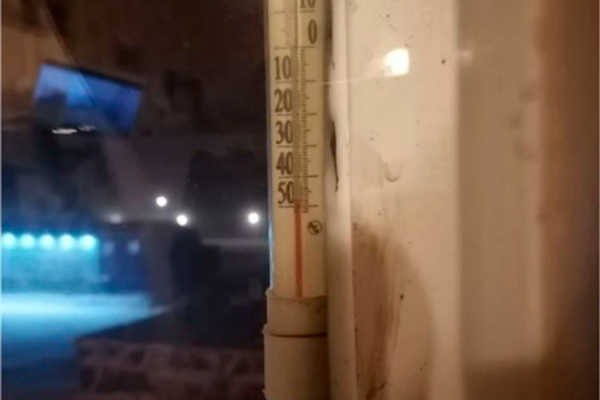 Жители Норильска опубликовали видео с водой на морозе и стали популярными в Сети