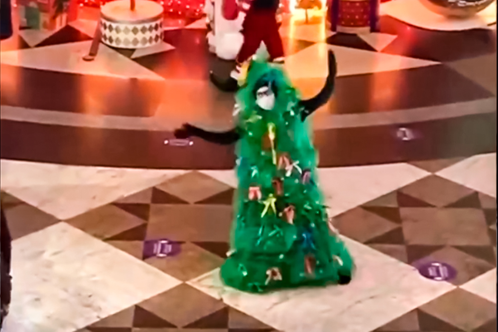 Зажигательные танцы «елки» в Москве попали на видео