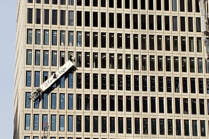 Десять человек пострадали после взрыва в офисном здании в Балтиморе