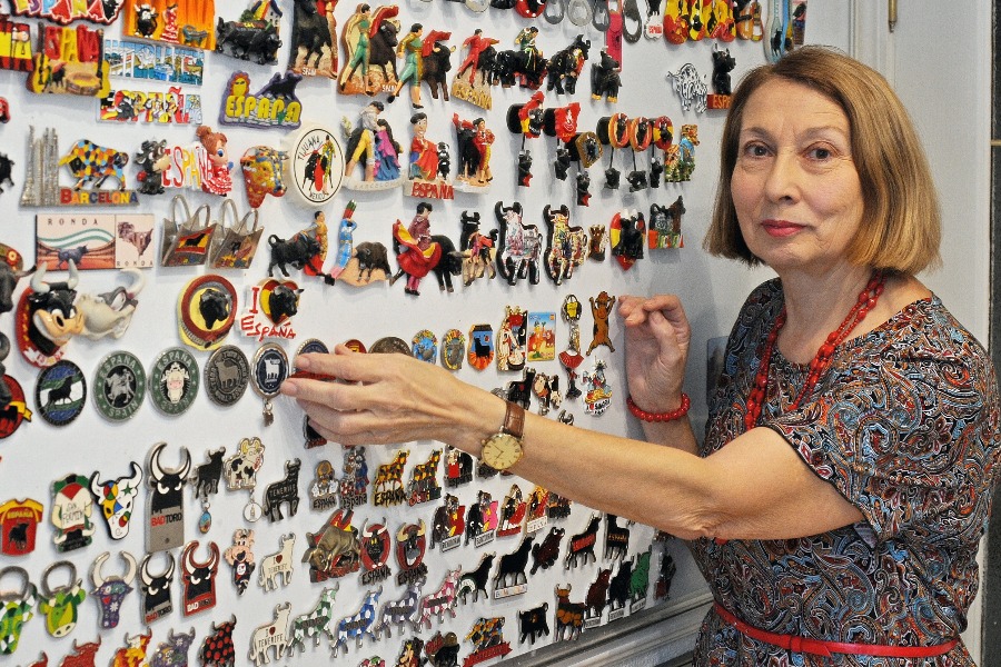 Ирина Бочкова рядом с частью своей коллекции магнитов. Женщина систематизирует сувениры по странам. Здесь представлены фигурки с символикой Испании