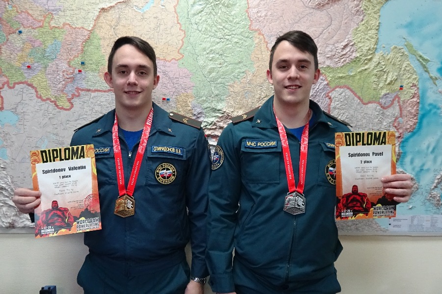 Братья Валентин (слева) и Павел Спиридоновы с дипломами победителей чемпионата по силовому спорту. После окончания службы в Центре по проведению спасательных операций особого риска «Лидер» они начнут строить спортивную карьеру