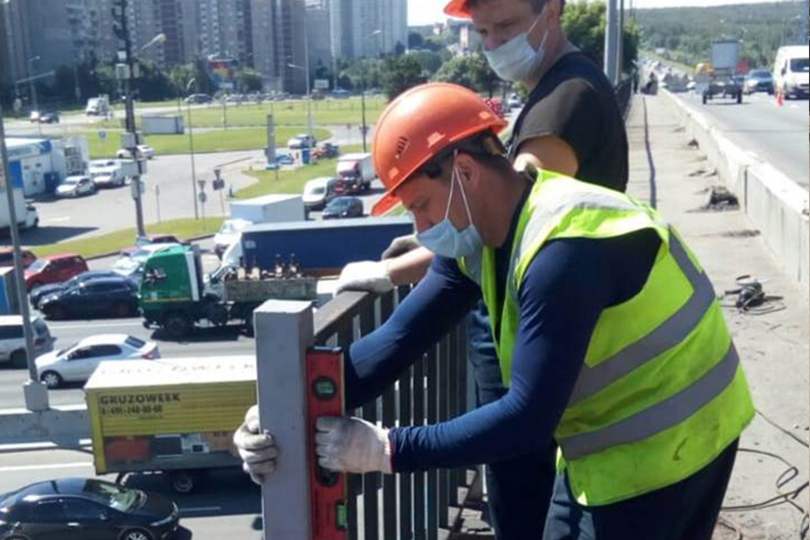 Около восьми километров ограждений заменили на мостовых сооружениях Москвы