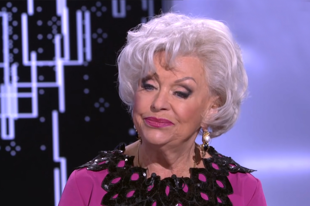 «Не работает практически»: директор «Ленкома» в два раза сократил зарплату вдове Караченцова