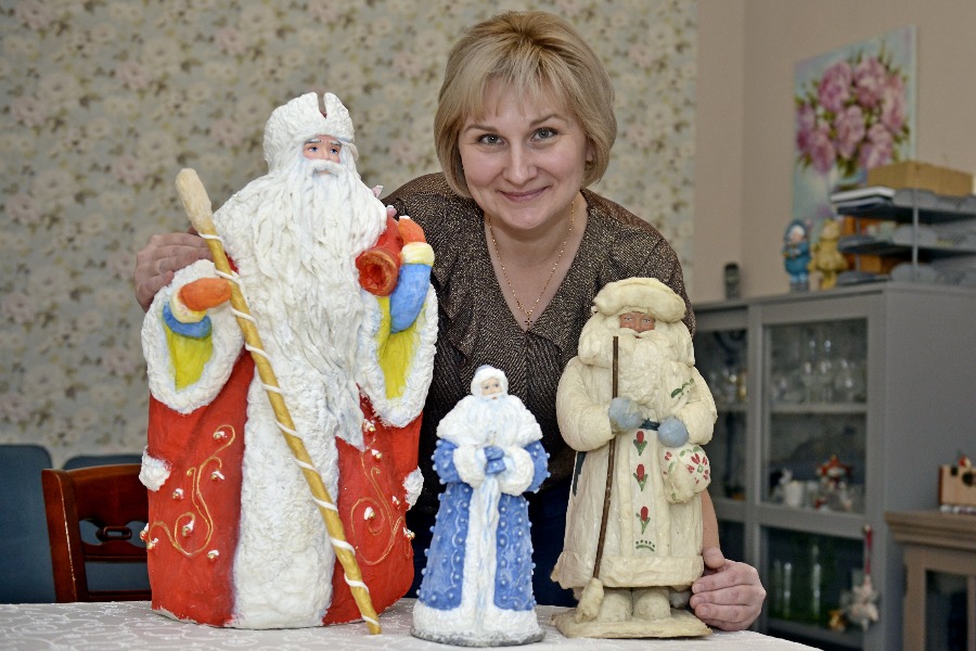 Мастер ватных игрушек Светлана Королева в компании дедов-морозов, сделанных в разное время. Среди них есть и тот, что хранится в семье с 1950-х годов