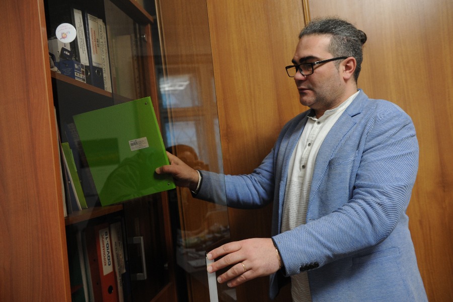 Директор культурного центра «Феникс» Сергей Конахевич в своем рабочем кабинете