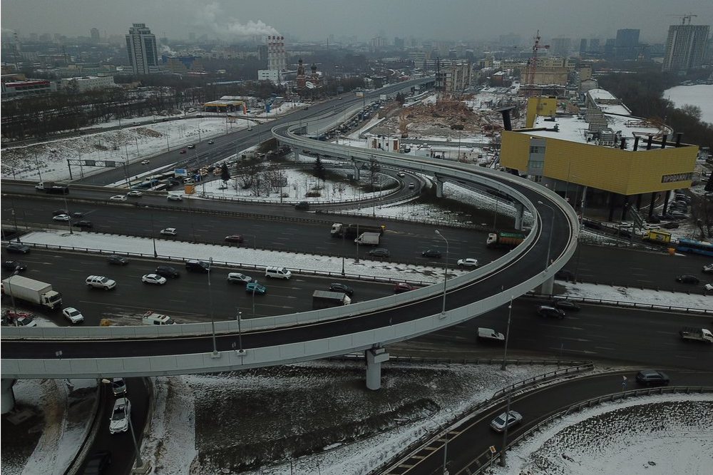 Движение по внешней стороне МКАД затруднено из-за грузовых автомобилей
