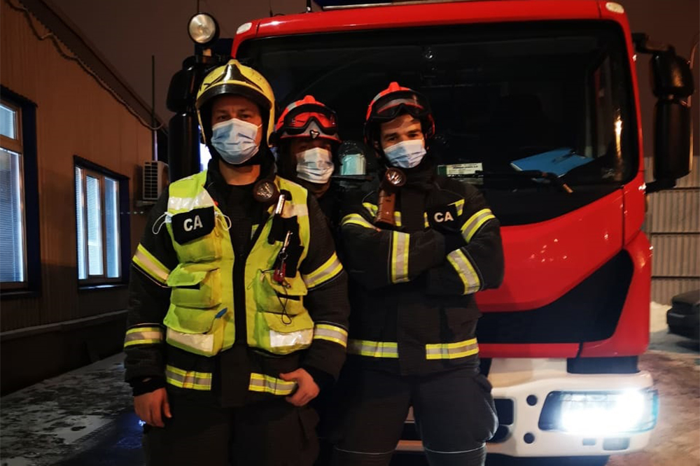 Сотрудники МАЦ спасли провалившегося в короб жилого дома кота на юго-западе Москвы