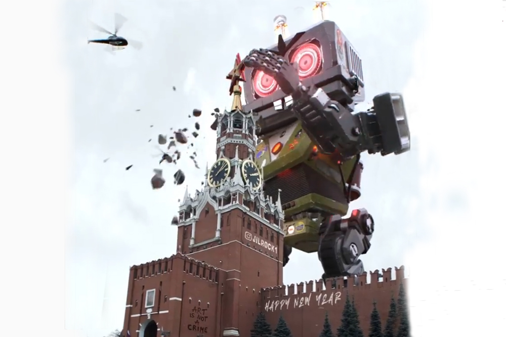 Огромный заяц-робот «поменял» звезду на Спасской башне Кремля в честь Нового года