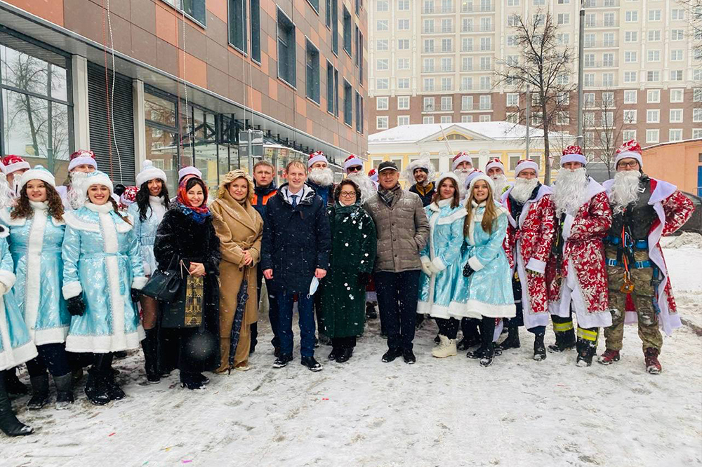 Маленьких пациентов Морозовской больницы поздравил десант Дедов Морозов