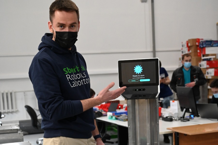 Исполнительный директор лаборатории робототехники Святослав Морошкин демонстрирует робота-дезинфектора