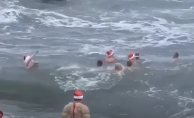Массовый заплыв Дедов Морозов в Черном море попал на видео