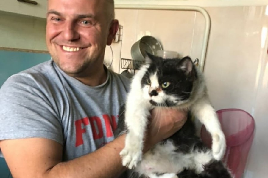 Старший дежурный смены «СпасРезерва» Илья Дорогин и спасенная кошка по кличке Бодрая Пенсия