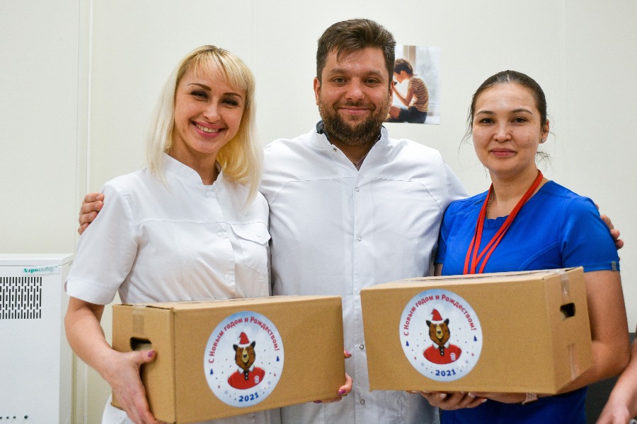 Слева направо: врачи временного госпиталя в АТЦ «Москва» Елена Царева, Павел Митрошин и Ольга Шуряшкина получили подарки к новогодним праздникам в рамках акции «Спасибо врачам!»