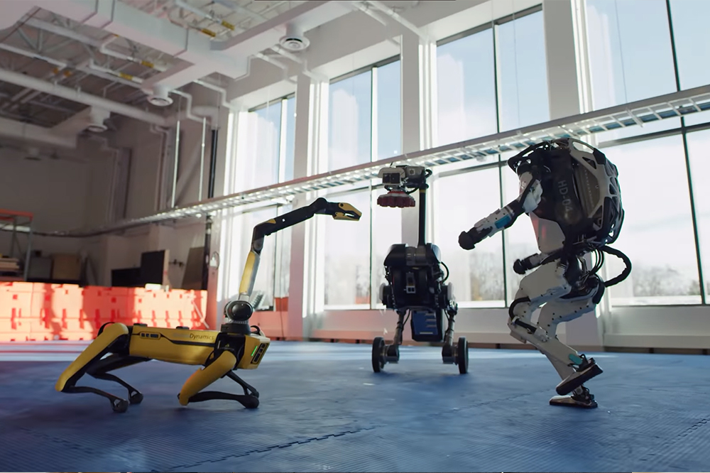 Видео с танцами роботов под культовую песню набрало два миллиона просмотров 