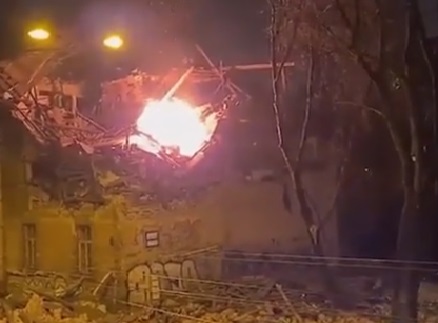 Мощный взрыв разрушил два этажа дома в Риге