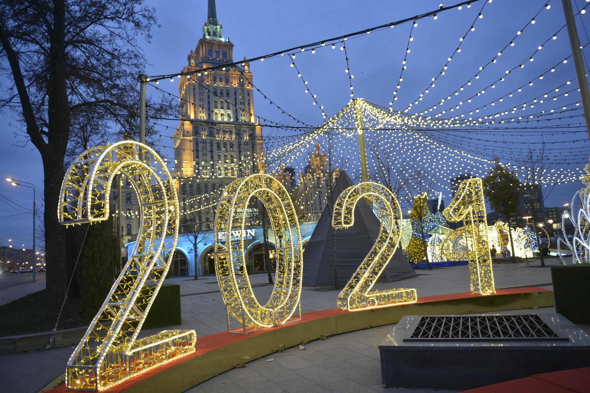 Световые новогодние конструкции начали убирать с улиц Москвы