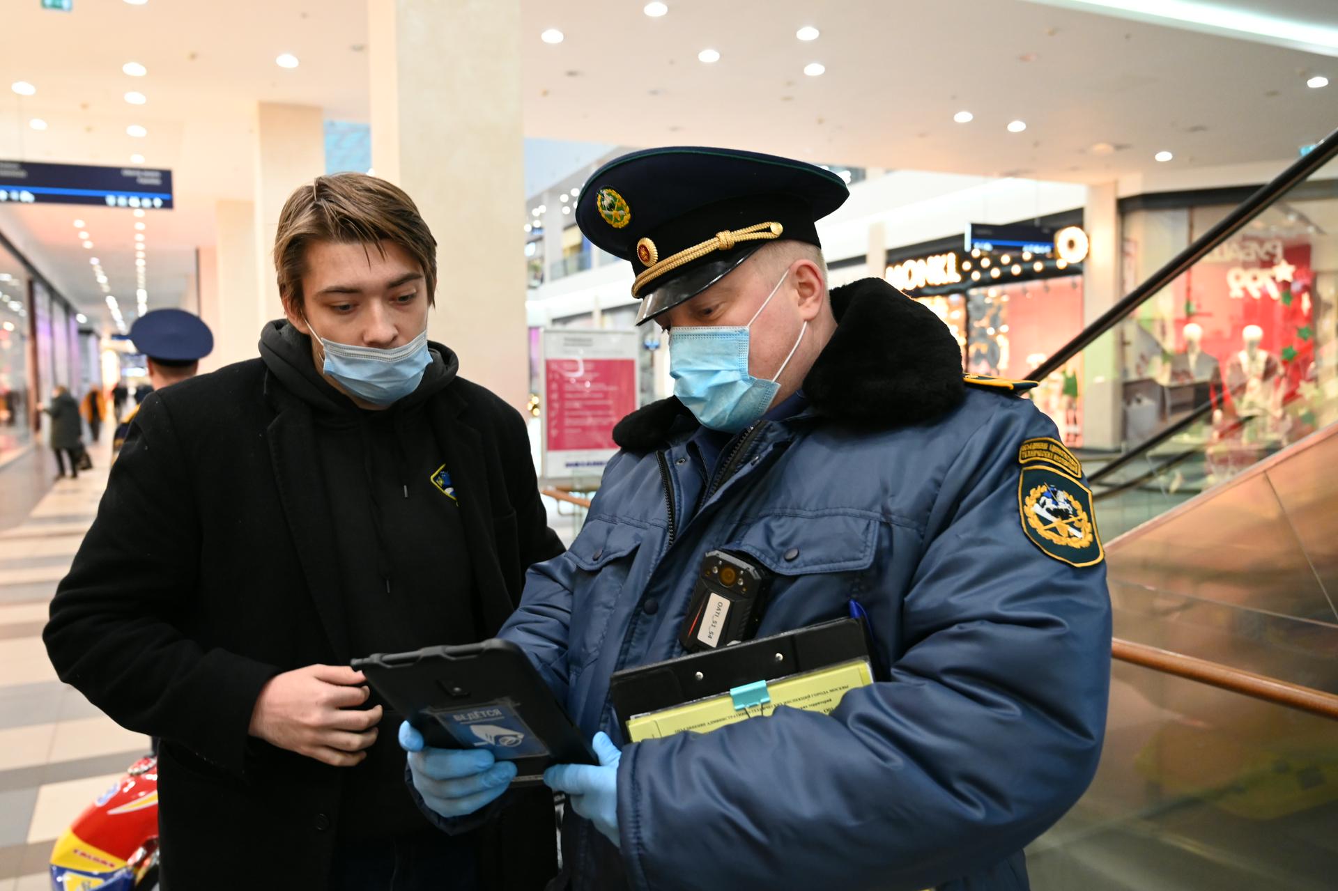 Нарушения мер профилактики COVID-19 выявили в трех детских центрах Москвы