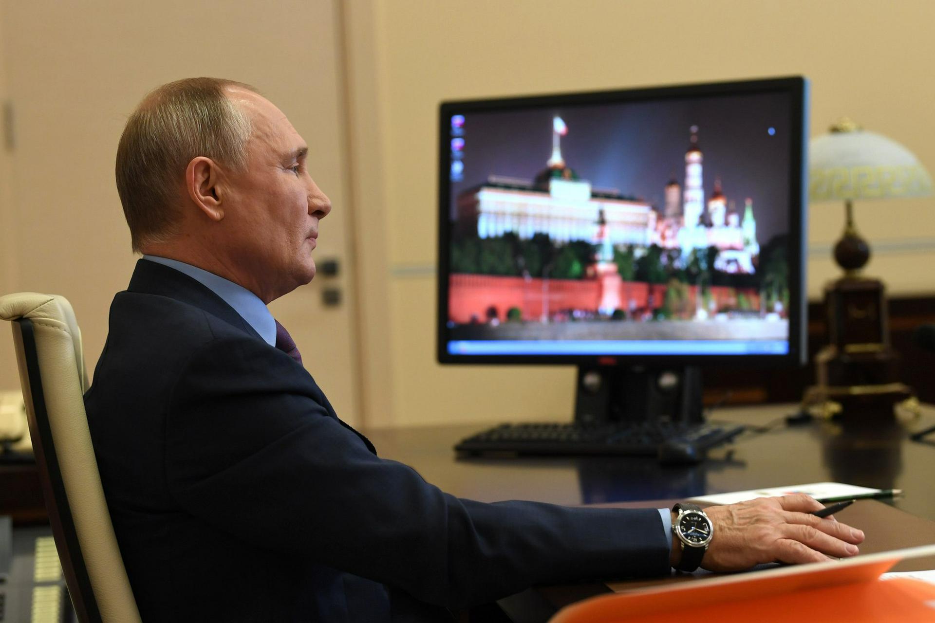 Путин поручил рассмотреть вопрос о сертификатах для прошедших вакцинацию от COVID-19