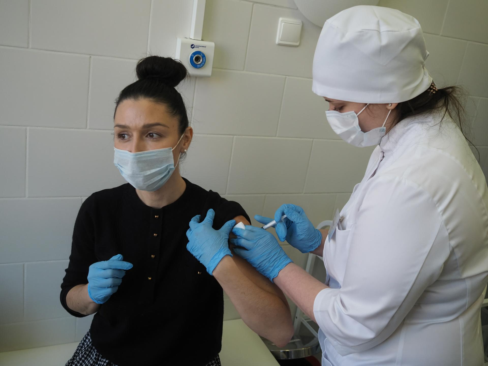 Власти Москвы обсудят вопрос преференций для привившихся от коронавируса