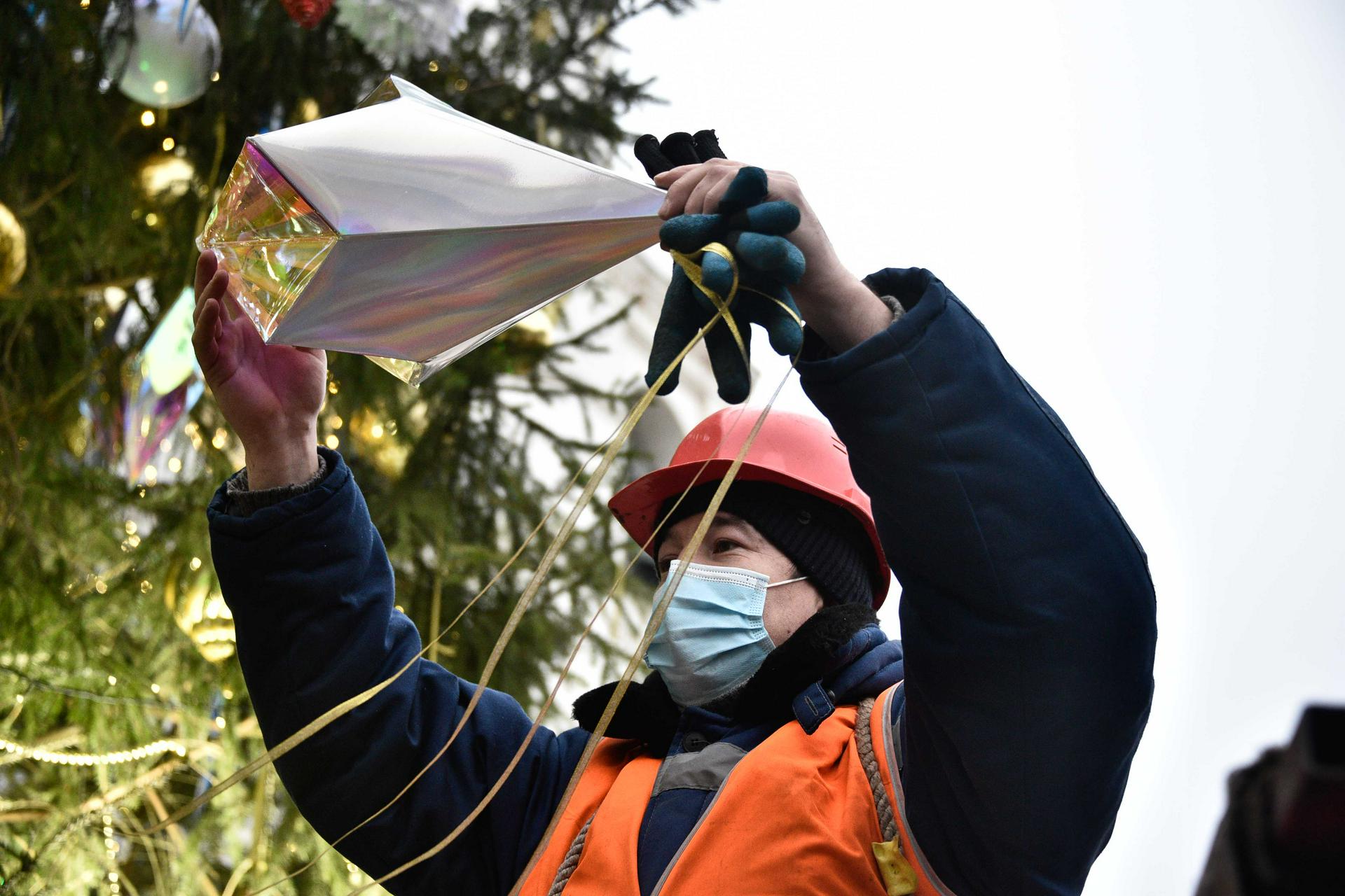 Демонтаж части уличных новогодних украшений начался в Москве
