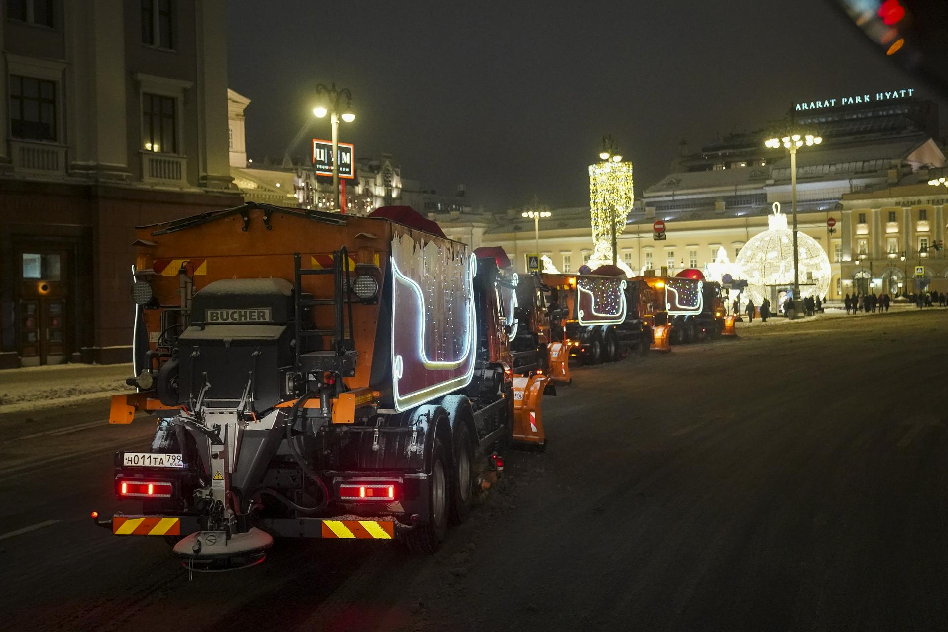 Коммунальную технику в Москве украсили к Новому году