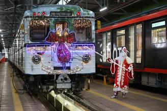 Первый новогодний поезд запустили в столичном метро
