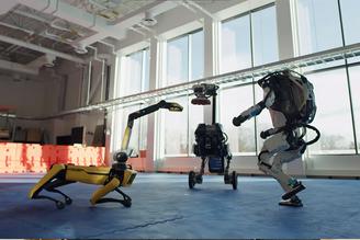 Видео с танцами роботов под культовую песню набрало два миллиона просмотров 