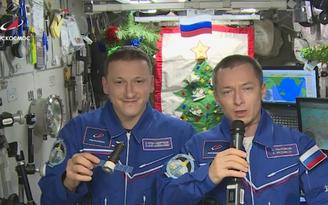Российские космонавты поздравили жителей Земли с Новым годом с борта МКС