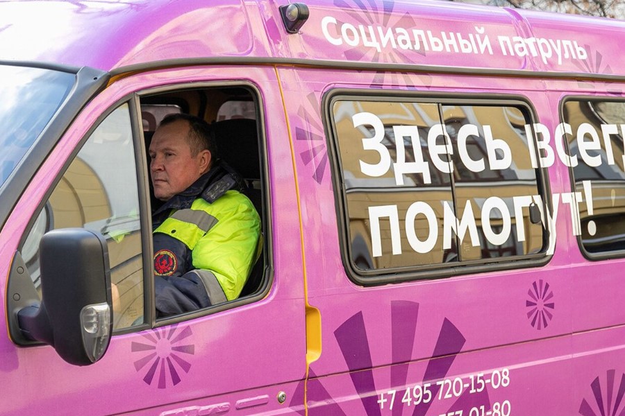 Москвичам рассказали, как столичные социальные службы помогают бездомным людям