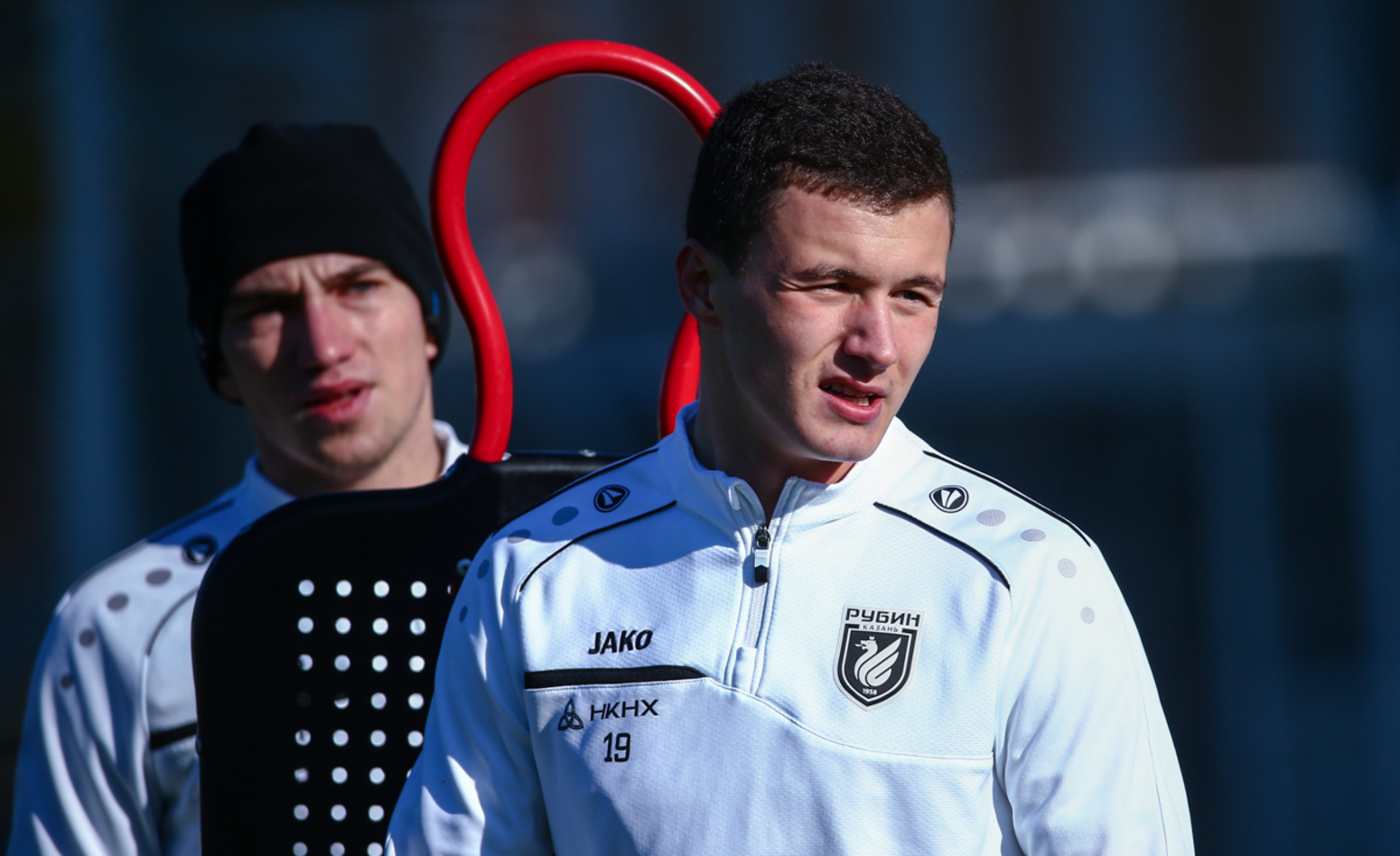 Шквал критики обрушился на футболиста «Рубина» после танца с бутылкой пива