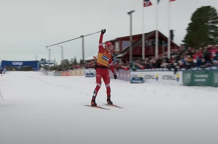 Российский лыжник Большунов пришел первым в масс-старте на этапе Кубка мира в Швеции