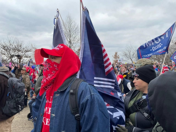 СМИ: Сторонники Трампа пытаются штурмовать Капитолийский холм в Вашингтоне