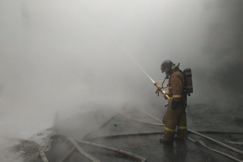 Дизельное топливо разлилось и загорелось на складе в Санкт-Петербурге