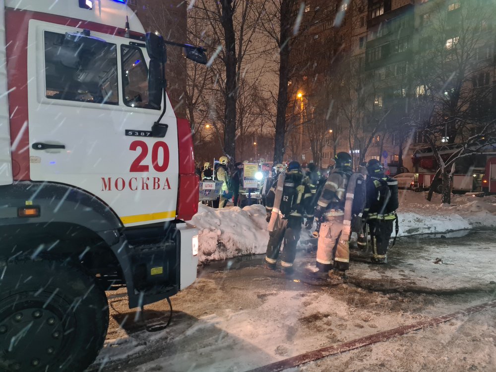 Пожар на площади 200 квадратных метров произошел в ангаре в Новой Москве