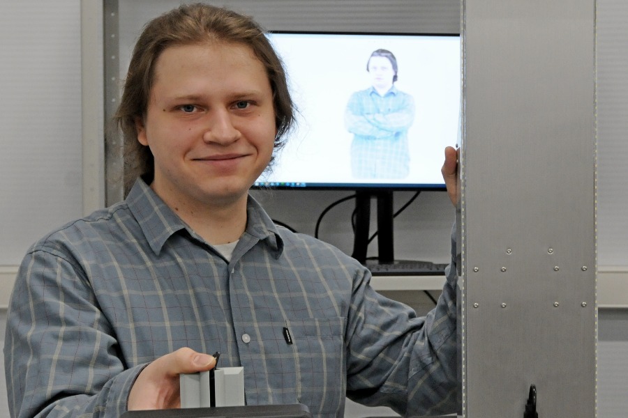 Инженер компании по производству 3D-сканеров Виктор Филатов демонстрирует недавно разработанный прибор, с помощью которого можно виртуально примерять одежду