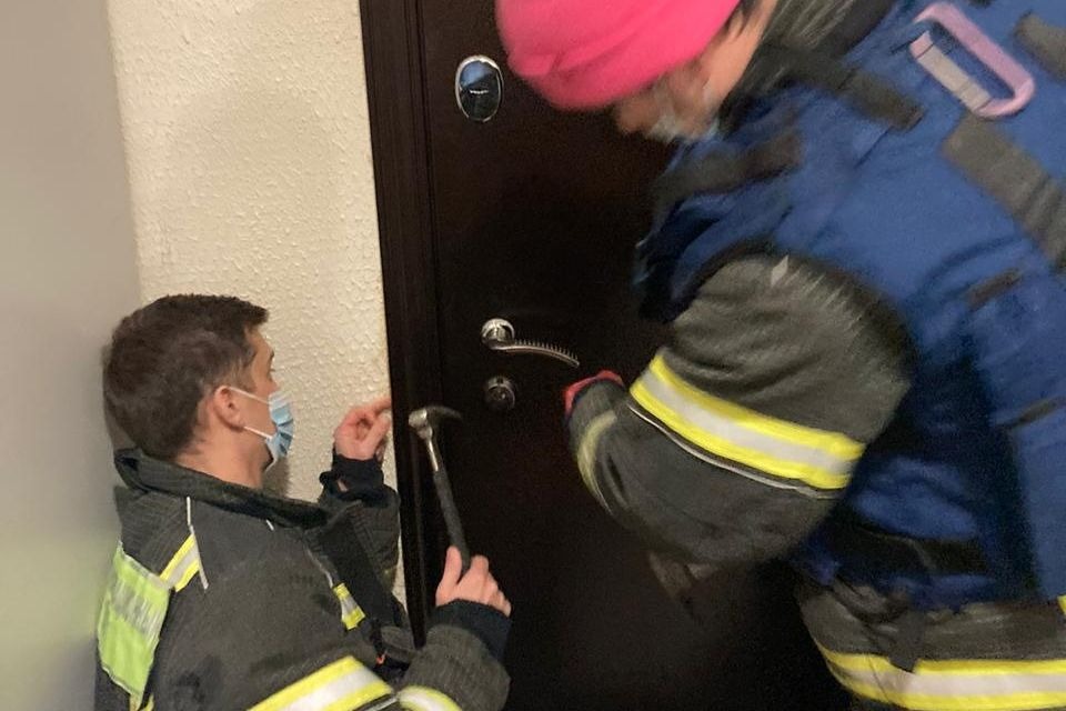 Спасатели Московского авиационного центра вытащили ребенка из запертой квартиры