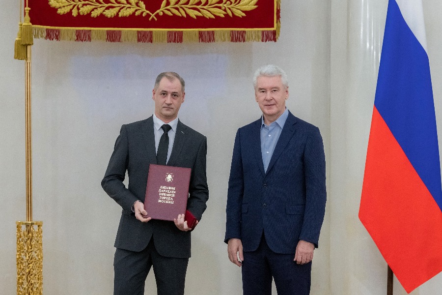 Мэр Москвы Сергей Собянин вручил награду журналисту «Вечерней Москвы», шеф-редактору газеты «Новые округа» Валентину Звегинцеву