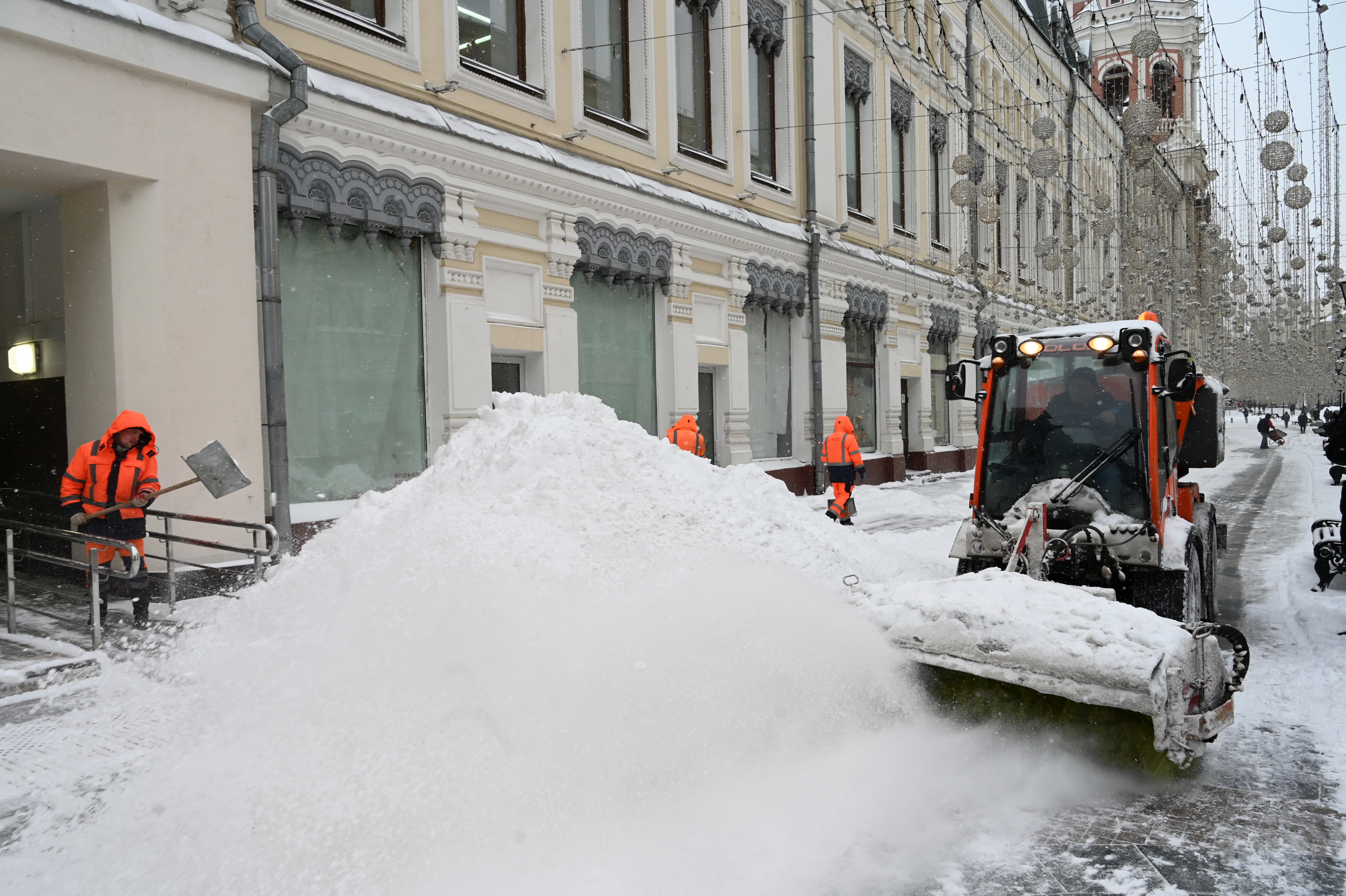 Сегодня снежком. Уборка снега. Много снега в Москве. Уборка снега в Москве. Сугробы в Москве.
